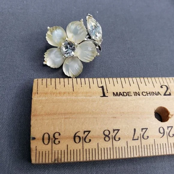 Lisner Clip On Womens Floral Earrings Off White Textured Beads Prong Set 1" - Picture 6 of 7